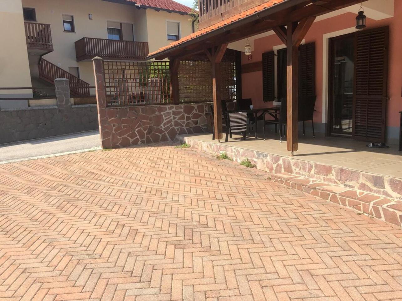 House Maharac With 3 Apartments Till 18 Persons Kamno المظهر الخارجي الصورة